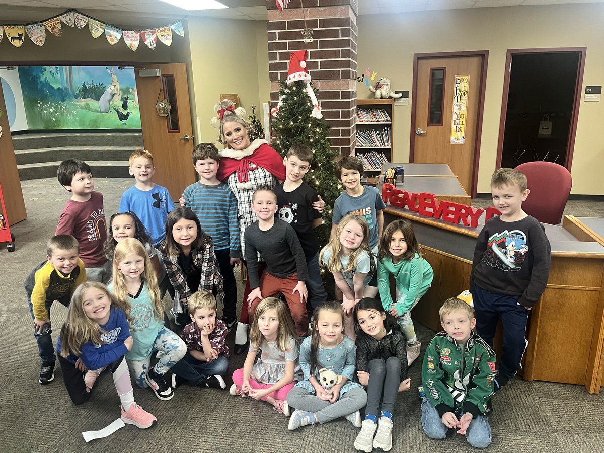FirstwithRogas's tweet photo. Cindy Lou subbed the class!! Who doesn’t love this time of the year?💚❤️🎄 @ellisorbulldogs https://t.co/6eBn4gTAZ2