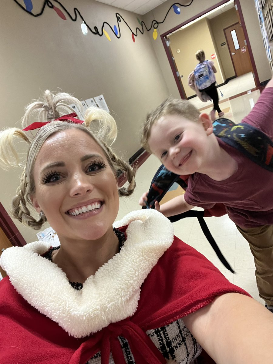 FirstwithRogas's tweet photo. Cindy Lou subbed the class!! Who doesn’t love this time of the year?💚❤️🎄 @ellisorbulldogs https://t.co/6eBn4gTAZ2