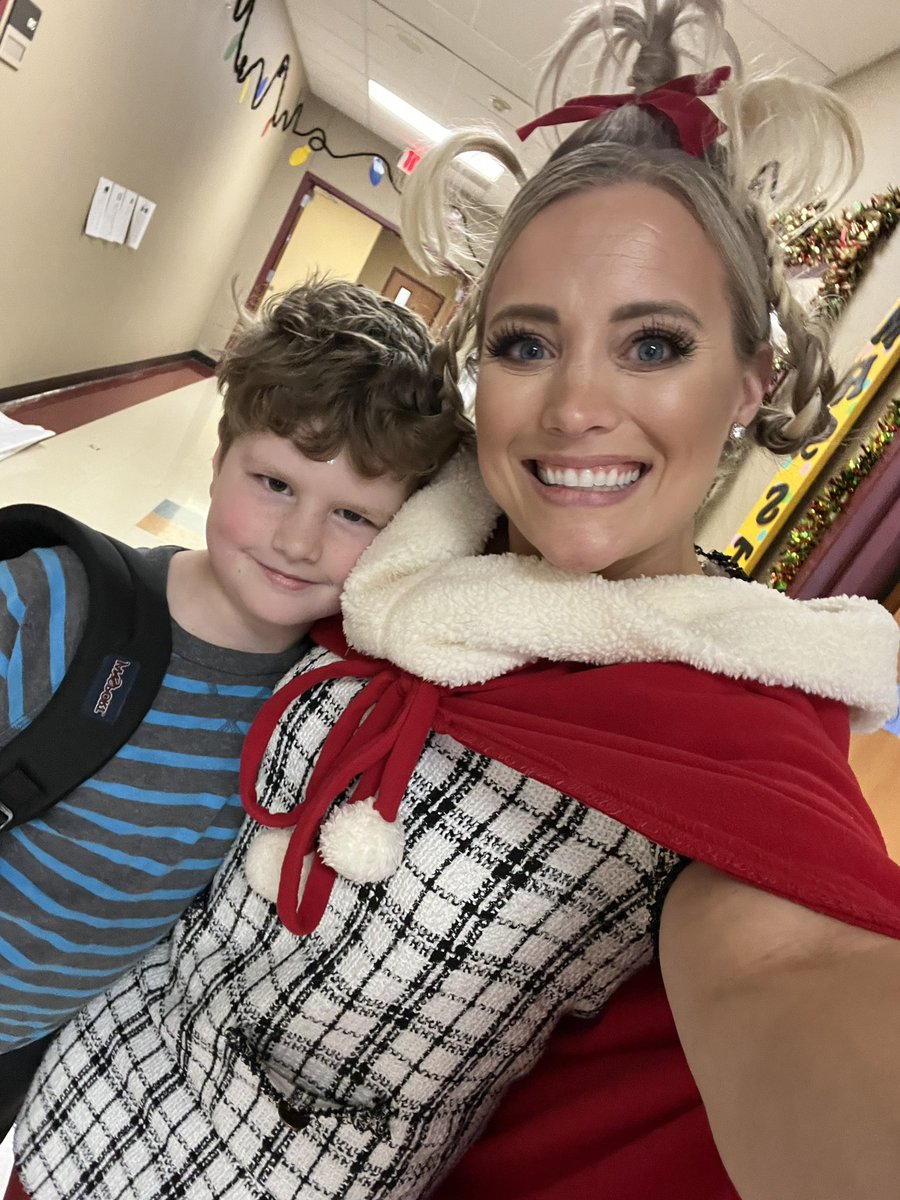 FirstwithRogas's tweet photo. Cindy Lou subbed the class!! Who doesn’t love this time of the year?💚❤️🎄 @ellisorbulldogs https://t.co/6eBn4gTAZ2