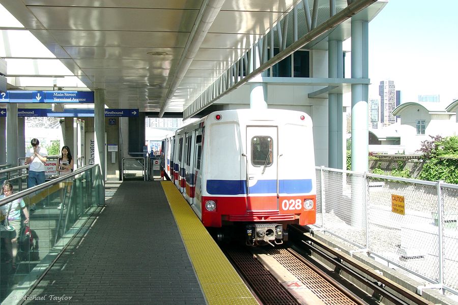 Dunbar_2142's tweet photo. This be 028, he one of the oldest SkyTrains, built in 1984. Expo Line (and SkyTrain) turn 38 today! Happy #ExpoLineDay #Expo38 https://t.co/Bahn832qL5