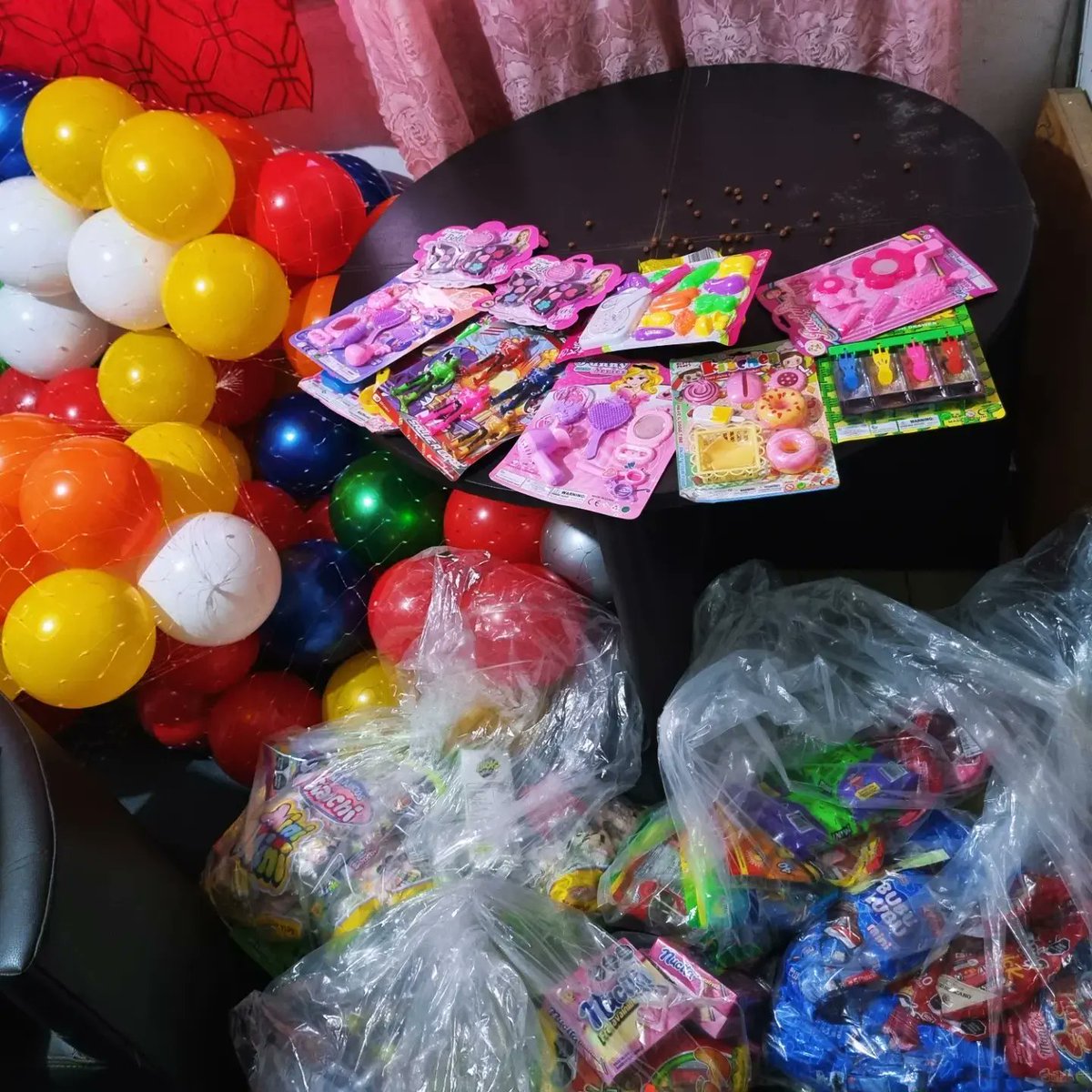 almexdiverso's tweet photo. 🎄¡Primeras donaciones! #NavidadConCausa 2024✨️
Con mucha emoción hemos recibido las primeras donaciones para los bolos a niñas y niños de hospitales civiles. 🥹
🏳️‍🌈Seguiremos recibiendo donaciones, víveres y apoyo Voluntario para regalar una Navidad a quiénes nos necesitan. https://t.co/bqajJZV1vx