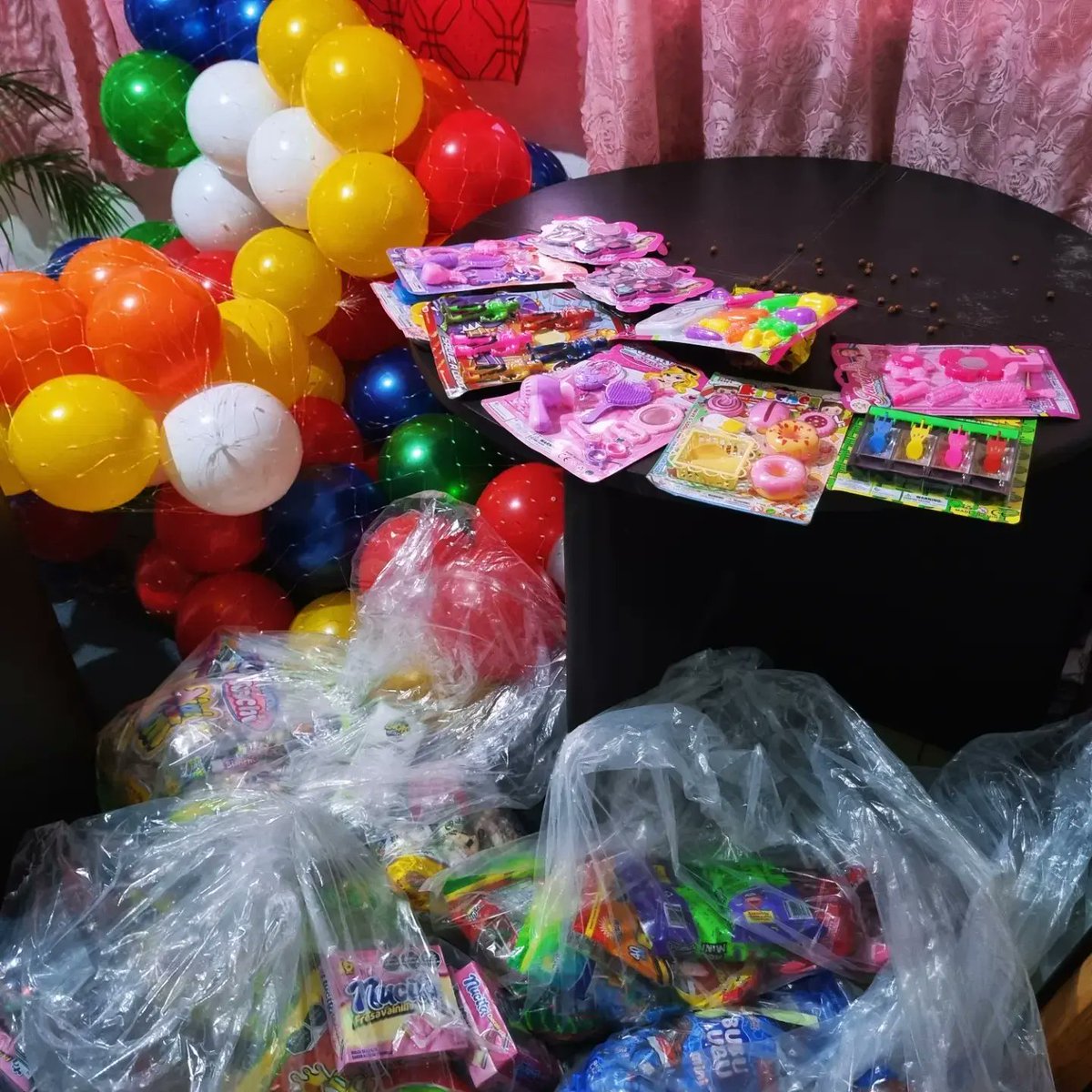 almexdiverso's tweet photo. 🎄¡Primeras donaciones! #NavidadConCausa 2024✨️
Con mucha emoción hemos recibido las primeras donaciones para los bolos a niñas y niños de hospitales civiles. 🥹
🏳️‍🌈Seguiremos recibiendo donaciones, víveres y apoyo Voluntario para regalar una Navidad a quiénes nos necesitan. https://t.co/bqajJZV1vx