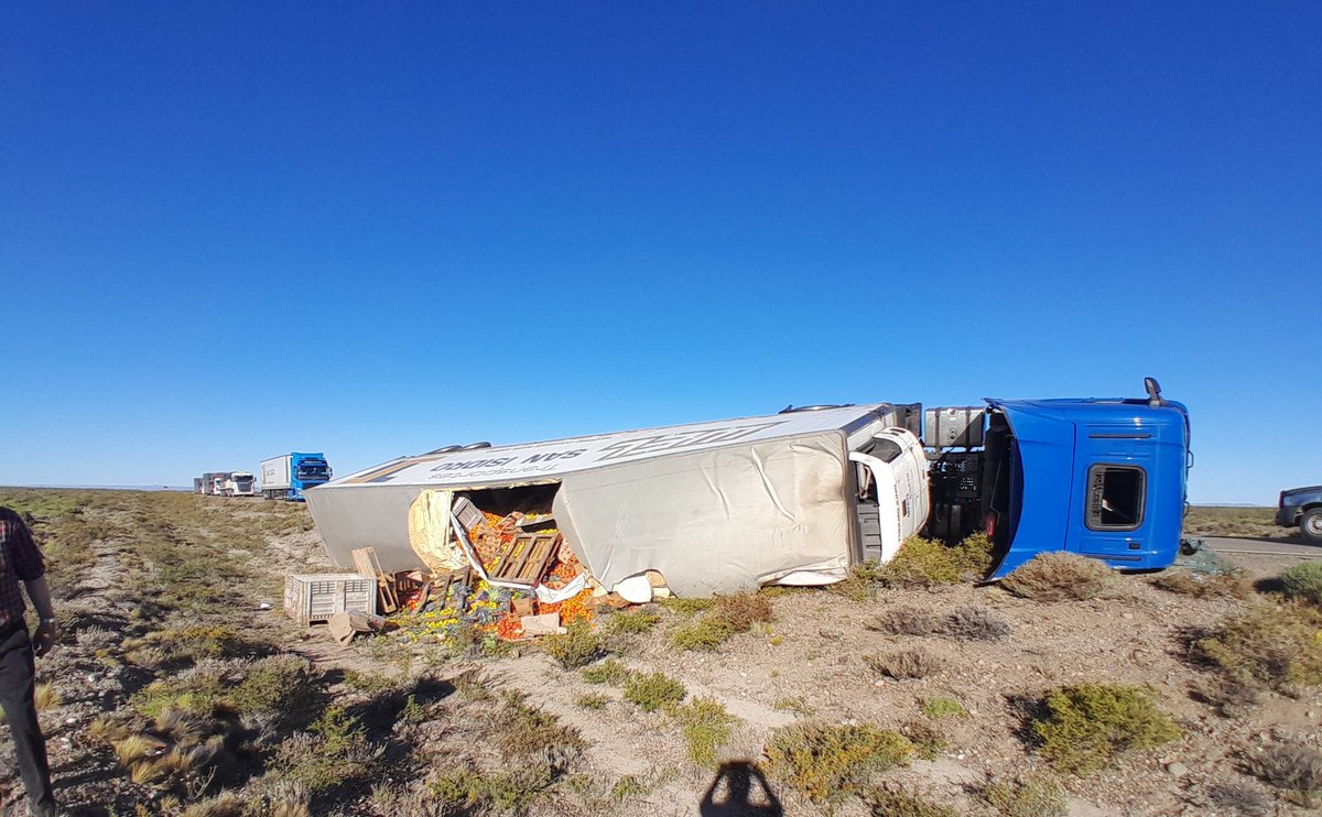 ElenaMo40284501's tweet photo. #RioMayo⭐️#Chubut #Patagonia🇦🇷#Malvinas 🇦🇷 #FueAyer Vuelco de camion chileno c/c sin heridos ni victimas s/RN40, a 15 km aprox. de Rio Mayo N a S- Trabajo @gendarmeria Esc38 @Policia_Chubut @JornadaWeb @marcelovidalcr @ElChubut @CrCronista @RadioChubut @radiodelmar987 @lu17com https://t.co/80QUNQOr2V