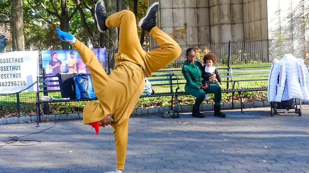 angelspear_ph's tweet photo. Street Performers in New York #streetperformer #streetperformance #streetdance #streetdancer #danceoftheday #streetphotography  #streetphotographycommunity #streetphotographer #streetphotographyworldwide #streetphotographyinternational  #streetart #streetarteverywhere  #newyork https://t.co/68sgVwsuVj