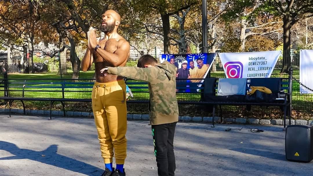 angelspear_ph's tweet photo. Street Performers in New York #streetperformer #streetperformance #streetdance #streetdancer #danceoftheday #streetphotography  #streetphotographycommunity #streetphotographer #streetphotographyworldwide #streetphotographyinternational  #streetart #streetarteverywhere  #newyork https://t.co/68sgVwsuVj