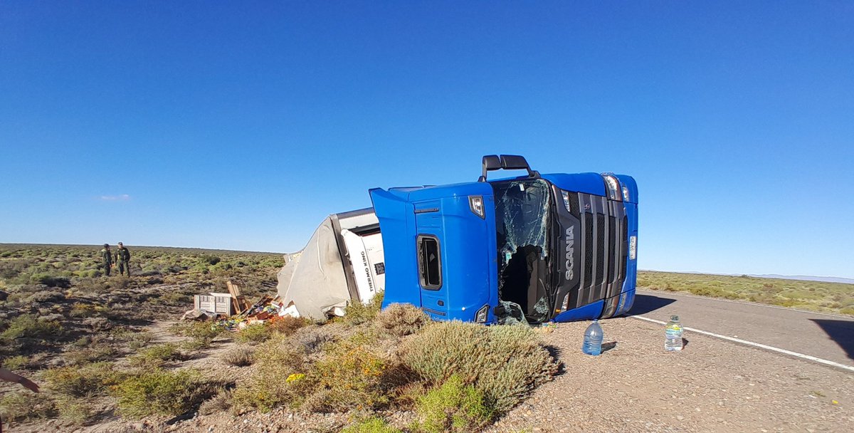 ElenaMo40284501's tweet photo. #RioMayo⭐️#Chubut #Patagonia🇦🇷#Malvinas 🇦🇷 #FueAyer Vuelco de camion chileno c/c sin heridos ni victimas s/RN40, a 15 km aprox. de Rio Mayo N a S- Trabajo @gendarmeria Esc38 @Policia_Chubut @JornadaWeb @marcelovidalcr @ElChubut @CrCronista @RadioChubut @radiodelmar987 @lu17com https://t.co/80QUNQOr2V