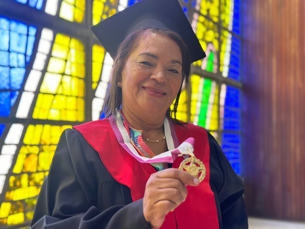 ¡Los frutos de la perseverancia!

Acto de imposición de medallas a nuestros nuevos Especialistas y Doctores en Derecho y Ciencias Políticas, egresados del Centro de Estudios de Postgrado de la Facultad de Ciencias Jurídicas y Políticas de la UCV.

#7Dicembre #FCJP