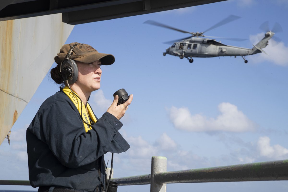 #USNavy Photos of the Day:

1️⃣ #PacificPartnership24 divers inspect a pier in Micronesia @INDOPACOM
2️⃣ #USSSterett general quarters drill @US7thFleet 
3️⃣ #VAQ129 #FLTOPS and 4️⃣ a Sailor stands lookout aboard #USSAbrahamLincoln @CVN_72 @US3rdFleet
👉 dvidshub.net/r/uw5gq2