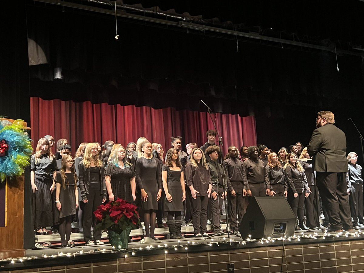 Absolutely phenomenal winter choral concert tonight by @gildersleevems and @MenchvilleHS ! Our students are so incredibly talented!! #NNPSproud @noel4_roland @crbacote