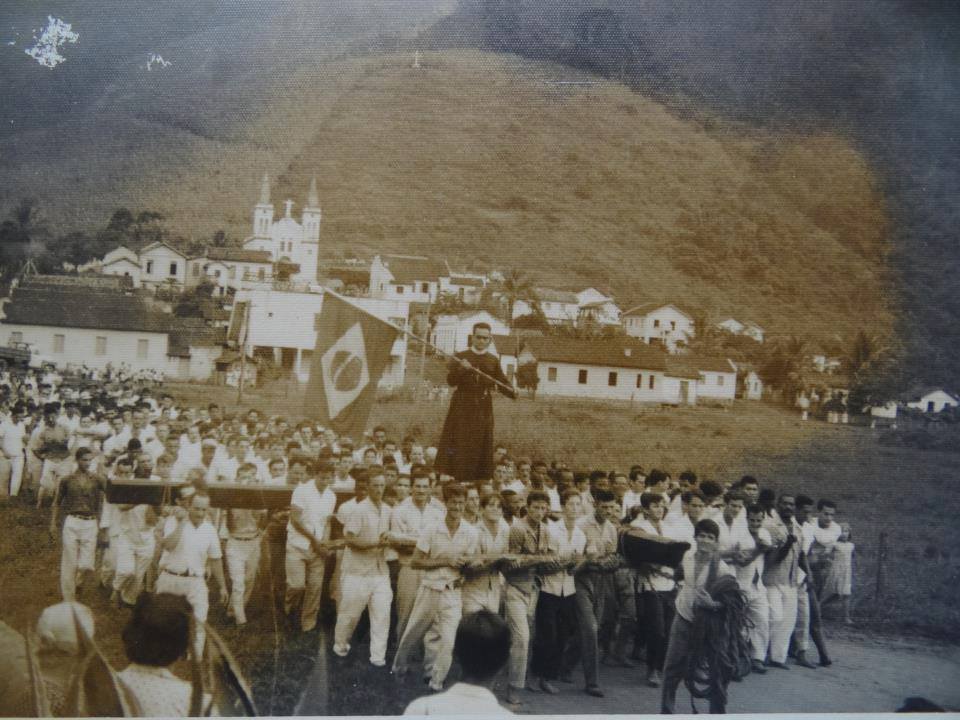 o_penitente's tweet photo. Padres redentoristas em cima dos cruzeiros, guiando os homens até o local onde os madeiros serão implantados e entronizados.

Mutum-MG, 1959 / Castelo-ES, 1961 / Burarama-ES, 1965 https://t.co/QPHeVd16g8