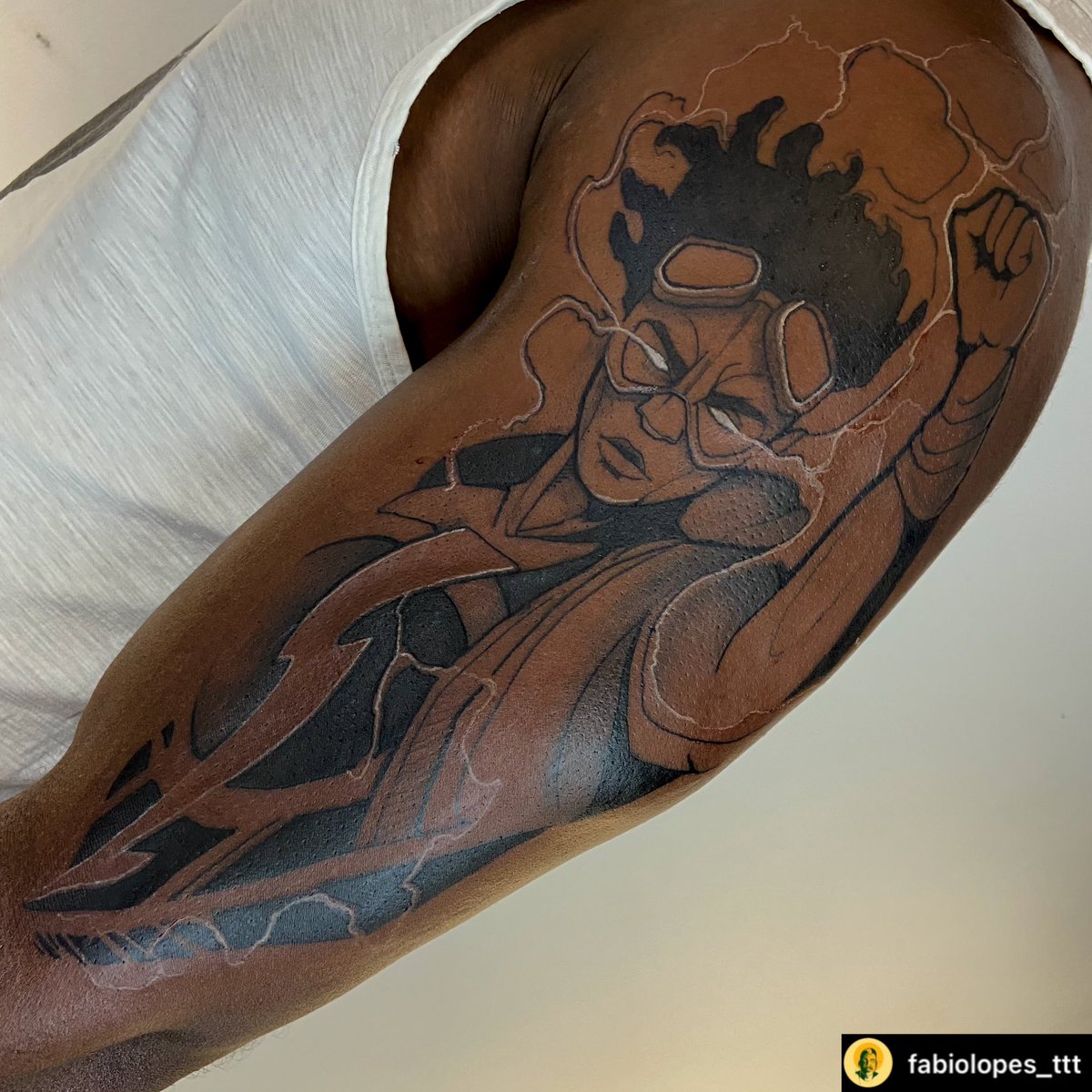 lopestatuou's tweet photo. ✨6 tatuagens em 6 tons de pele negr4 com a foto dos clientes ✨(parte 5)

Pele preta retinta ✊🏿

Gustavo e seu super choque https://t.co/tYomN8EQ3w