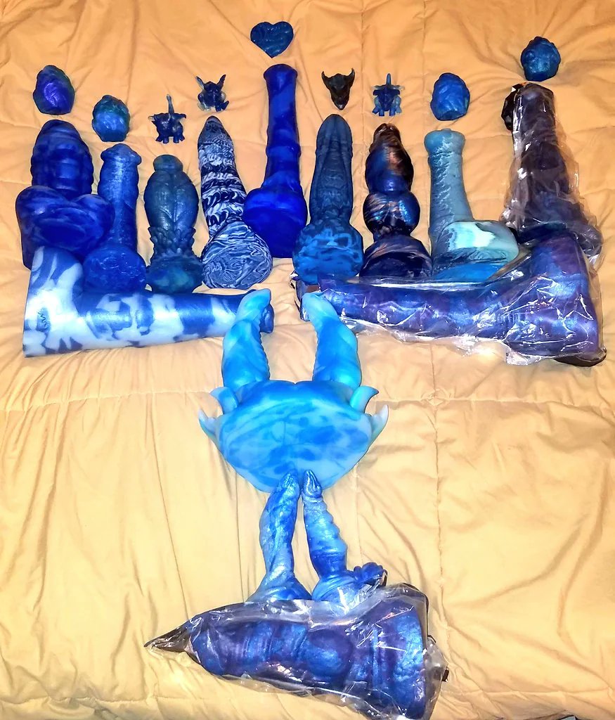 Happy Chanukkah to everyone who celebrates today! I hope you all have a wonderful 1st night and get all the gifts you wanted this year. Please enjoy my first dongscape I did a few years ago. The Dongnorah!

🕎✡️💙🐻