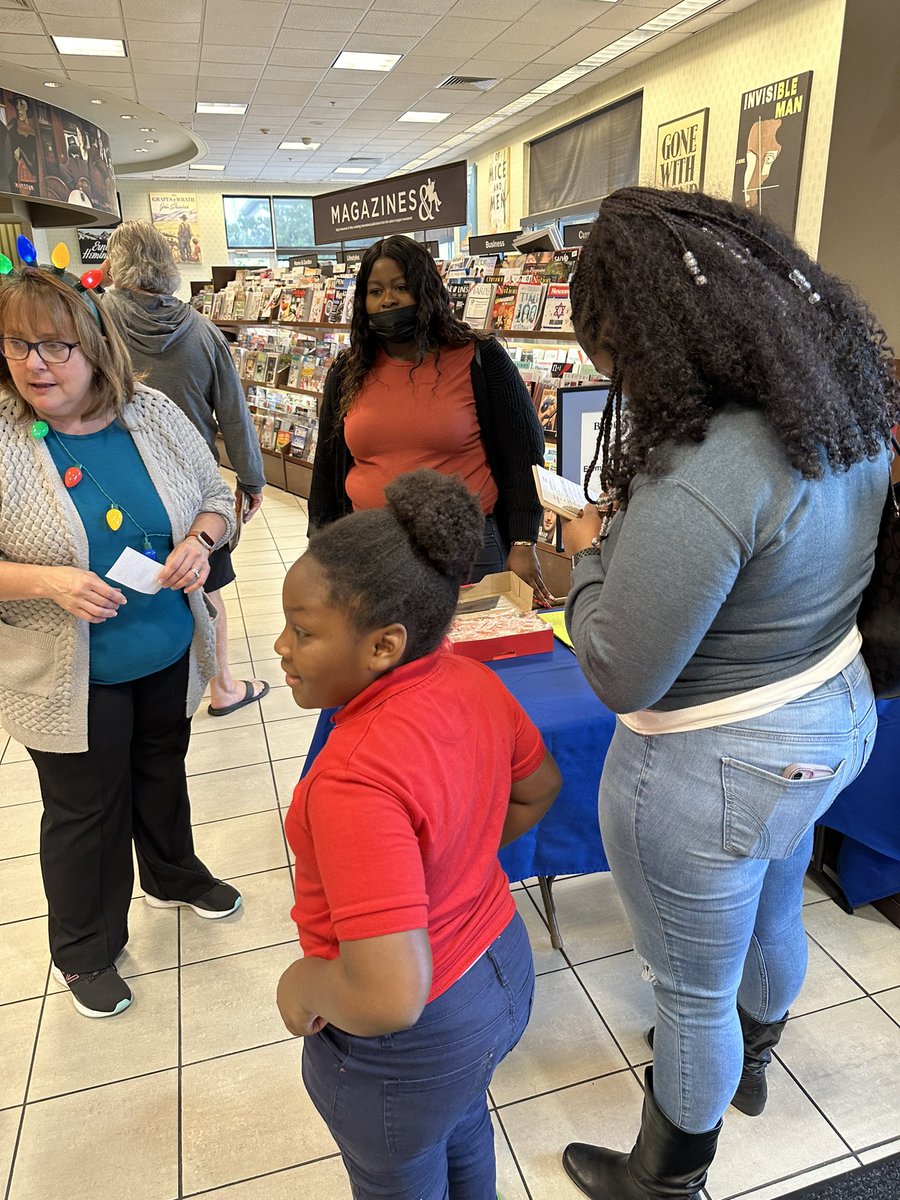 DrJTimmons_'s tweet image. @Bennett_ES had a blast at our Barnes &amp;amp; Noble Family Night. Our students heard our teachers read great  books, did arts and crafts and took home books to enjoy. Thanks Mrs. Weiss and your team for planning the event. #proudassistantprincipal @PrincipalDSmith @browardschools