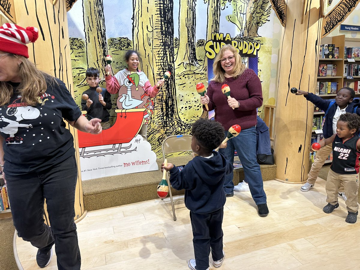 DrJTimmons_'s tweet image. @Bennett_ES had a blast at our Barnes &amp;amp; Noble Family Night. Our students heard our teachers read great  books, did arts and crafts and took home books to enjoy. Thanks Mrs. Weiss and your team for planning the event. #proudassistantprincipal @PrincipalDSmith @browardschools