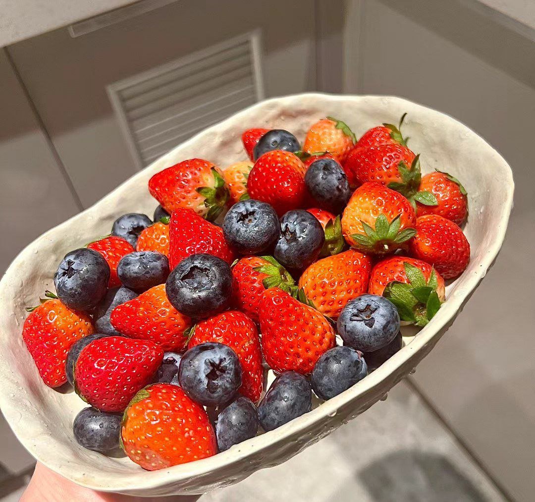 CosmoBhidec's tweet image. A busy day is finally over! Let&apos;s have some fruit to recharge!