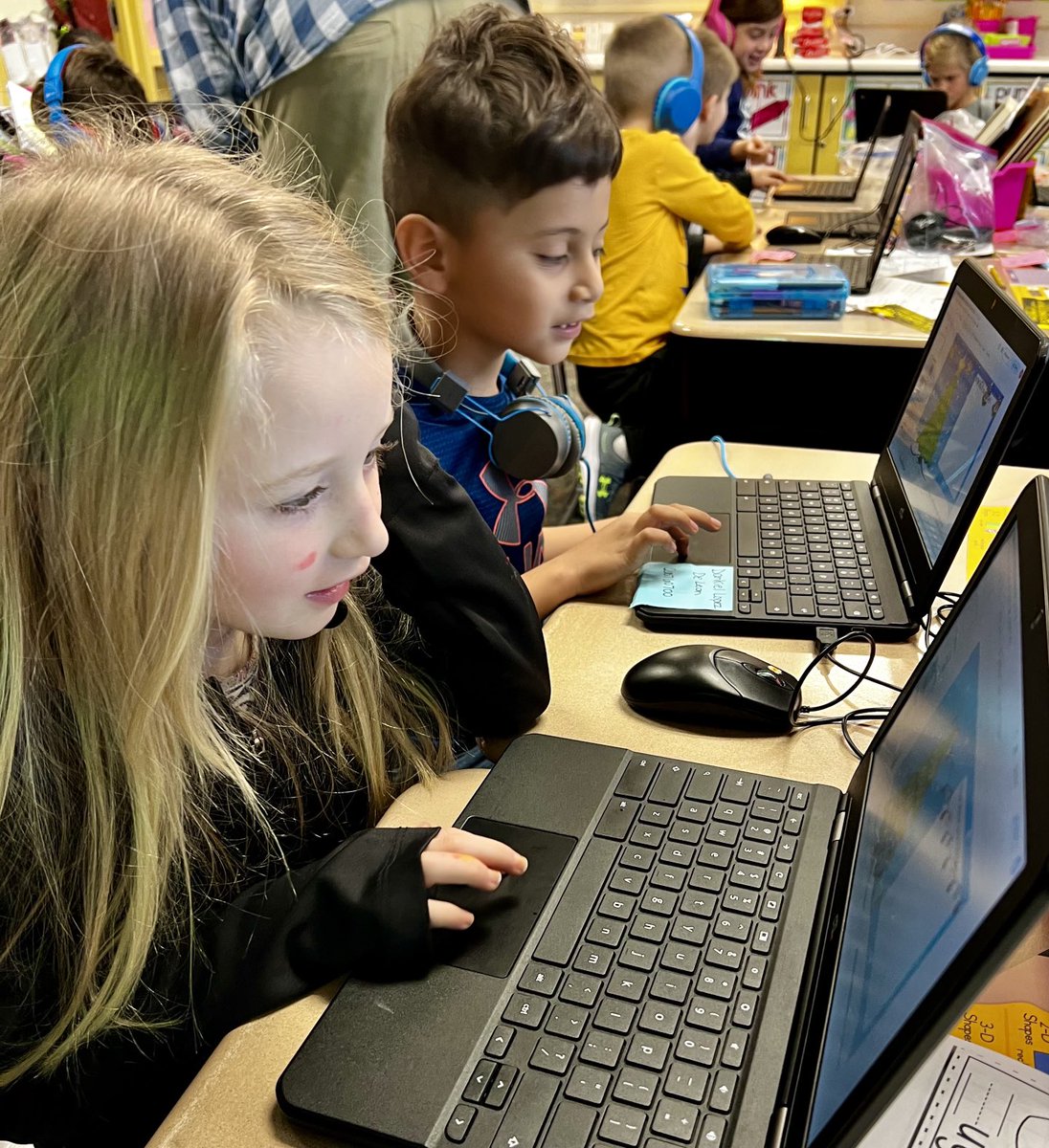 MrsMartinSmiles's tweet photo. Firsties decorated Christmas trees with Google Slides! 🎄🎄🎄 ⁦@MrLawsonEdTech⁩ https://t.co/8nrSzHfEBa