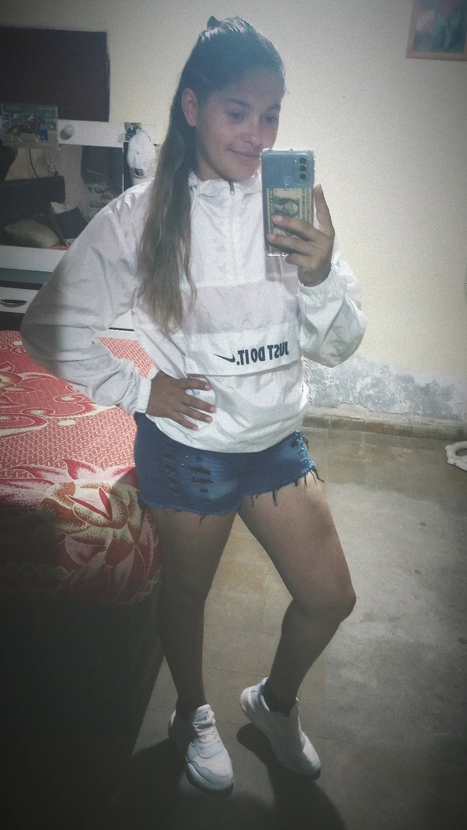 La Vida Es Corta..
Sonríele A Quien Llora,
Ignora A Quien Te Crítica,
Y Se Feliz Con Quien Te Importa🙌