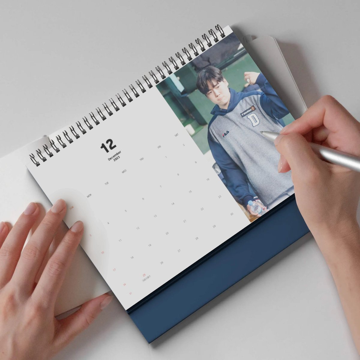 bears_pic's tweet photo. * RT이벤트 *
미리 드리는 크리스마스 선물! 🎅
2024 승용달력 5부 나눔합니다 : )
(판매계획 X)

- 가로형 탁상달력 (2023.12~2024.12)
- 당첨발표 : 12.10
- 배송 : 12.11 (등기비 3,500원 본인 부담)
- 추첨이지만 당첨자는 DM으로 최승용 유니폼 인증이 필요하며 인증 불가 시 당첨이 취소됩니다. https://t.co/WcGQ6MnNLR