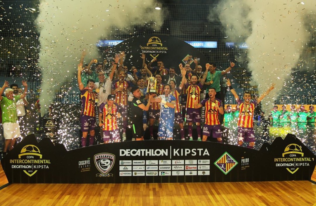 entorno5x5's tweet photo. 🏆 CAMPEONES DEL MUNDO 🌎
🗞️ El @PalmaFutsal 💚💜 se ha proclamado CAMPEÓN 🥇 de la Copa Intercontinental 🏆🌍. ¡Enhorabuena! 👏🏻
➡️ @mullerluan03 @BrunoChaguinha #Cleber #Moslem @BrunoGo16565964 @Fabinho_F28 #Nil @romulofutsal3 @Jesusgordillo09 #Marcelo #Salar y etiquetados ↙️ https://t.co/HfMv9EAxr8