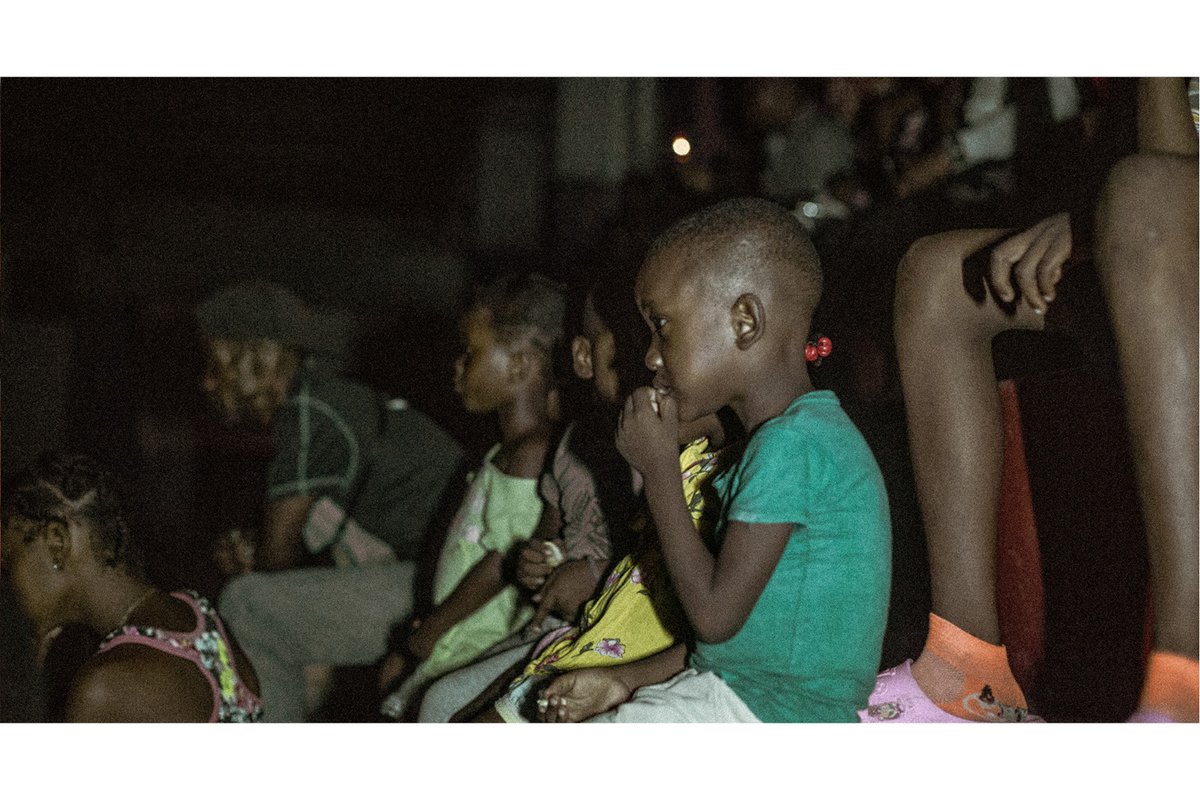 Des centaines de personnes, surtout des enfants, ont assisté à la projection du film "Kite zo a" de Kaveh Nabatian, ce jeudi 7 déc 2023 au gymnasium Vincent.
 
Une première pour les Rencontres du Documentaire en Haïti. 
#RDD2023 #RDD5ANS
@ifhpap @fokalayiti <a href="/kitmediashaiti/">KitMédias</a>
