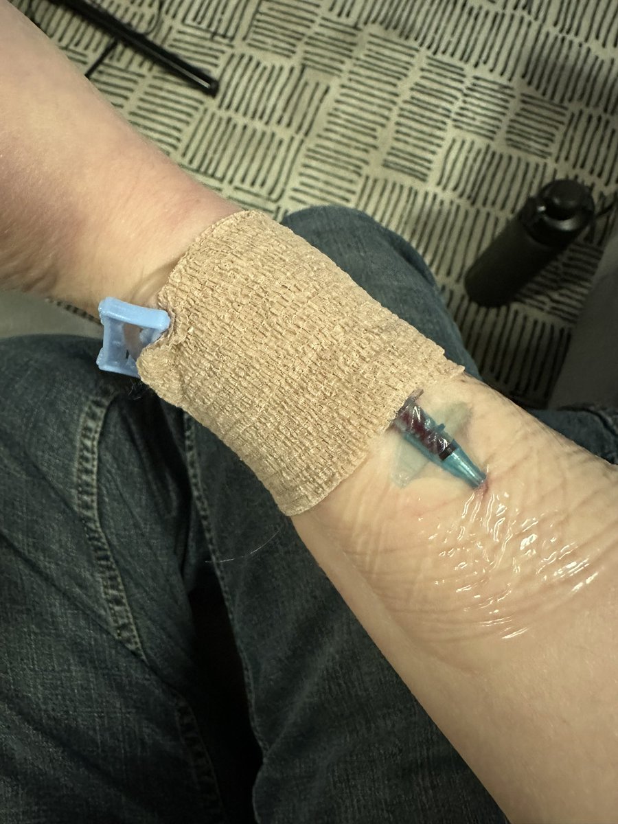 JoyMosenfelder's tweet photo. Guess who made it all the way home from the infusion center before realizing the nurse didn’t pull out the IV?
Yup. That’s right. It was me. #ChronicIllnessProblems https://t.co/PTkDjyllBY
