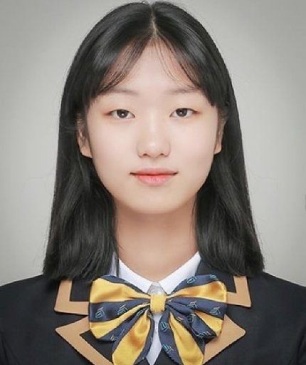 tang__kira's tweet photo. Satu-satunya yang mendapat nilai perfect/sempurna di CSAT tahun 2023, Yuria! 

Yuria adalah anak gap year (19 tahun) yg ngambil tes lagi buat masuk kedokteran. 

Dulu sma di Yongin Foreign Studies High School, Yuria tahun lalu gagal karena salah di mata pelajaran literatur Korea. https://t.co/npRqZxyx34