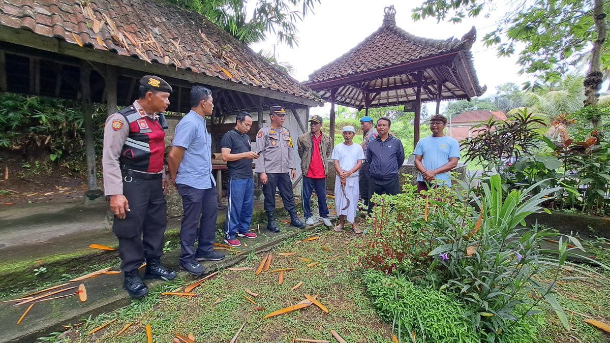 PTampaksiring's tweet photo. TINGKATKAN PELAYANAN PUBLIK POLSEK TAMPAKSIRING LAKSANAKAN PROGRAM GIAT JUMAT CURHAT 

Pada hari Jumat  tanggal 09 Desember 2023, pkl. 09.00 Wita s/d 10.00 Wita bertempat di jaba pura dalem pingit banjar kawan tengan desa tampaksiring, #JUMATCURHAT
#poldabali #polresgianyar https://t.co/X3DBiMaVGK