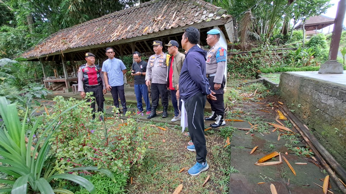 PTampaksiring's tweet photo. TINGKATKAN PELAYANAN PUBLIK POLSEK TAMPAKSIRING LAKSANAKAN PROGRAM GIAT JUMAT CURHAT 

Pada hari Jumat  tanggal 09 Desember 2023, pkl. 09.00 Wita s/d 10.00 Wita bertempat di jaba pura dalem pingit banjar kawan tengan desa tampaksiring, #JUMATCURHAT
#poldabali #polresgianyar https://t.co/X3DBiMaVGK