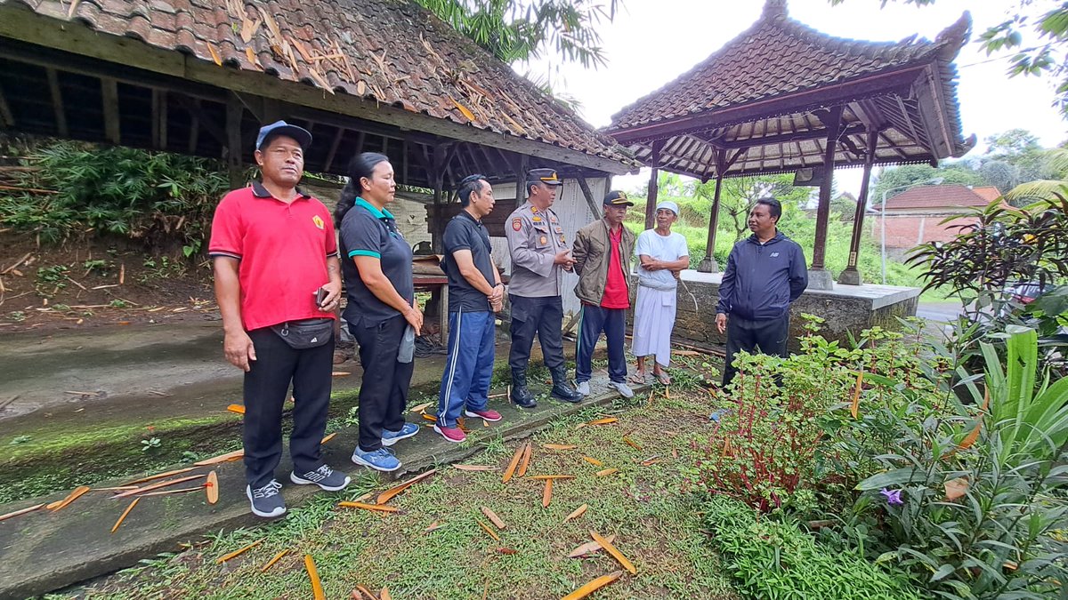PTampaksiring's tweet photo. TINGKATKAN PELAYANAN PUBLIK POLSEK TAMPAKSIRING LAKSANAKAN PROGRAM GIAT JUMAT CURHAT 

Pada hari Jumat  tanggal 09 Desember 2023, pkl. 09.00 Wita s/d 10.00 Wita bertempat di jaba pura dalem pingit banjar kawan tengan desa tampaksiring, #JUMATCURHAT
#poldabali #polresgianyar https://t.co/X3DBiMaVGK