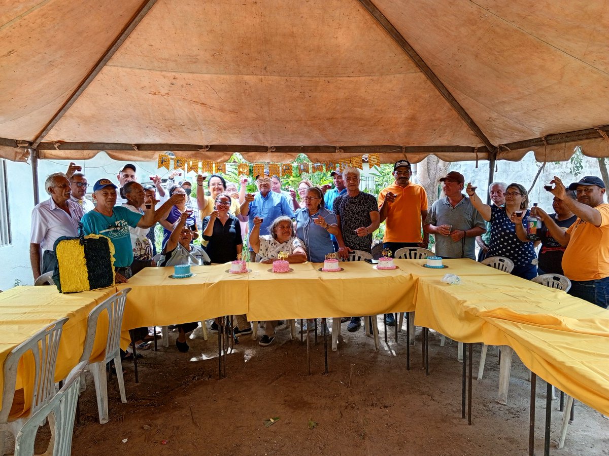Comun_apure23's tweet photo. Un alto....para compartir momentos de celebración,con la familia Justiciera del Mcpio Pedro Camejo.Un equipo motivado,contribuye al crecimiento y fortalecimiento.Dispuestos y preparados para seguir luchando por recuperar la Democracia. 
Rumbo al 2024
,📍San Juan de Payara, 07/12 https://t.co/bQJtwvtGRC