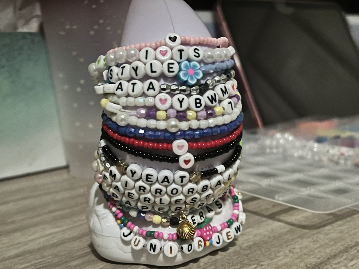 Joyoused1's tweet photo. My sisters  bracelets she made #littlesister #braclets #tookool4school #tl #handmade #imbeingheldatgunpoint #libaisthebest #queen https://t.co/ua7SSQQ2X7