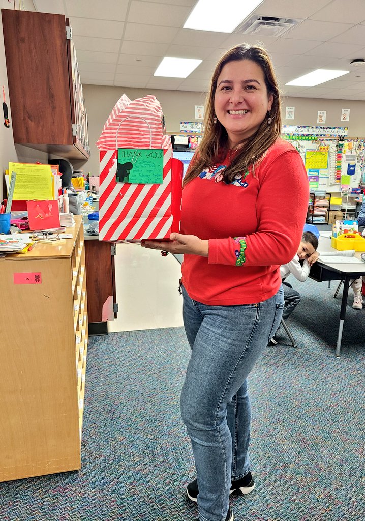 Ms_VillamizarBL's tweet image. @mrsvandiver1 baby shower, getting the sweetest message from a colleague, chocolate from leadership team and Selfie with elfie... phew! What a day ♥️♥️♥️♥️ #christmas #selfiewithelfie #babyshower #kindergartenteacher #MRobPRIDE