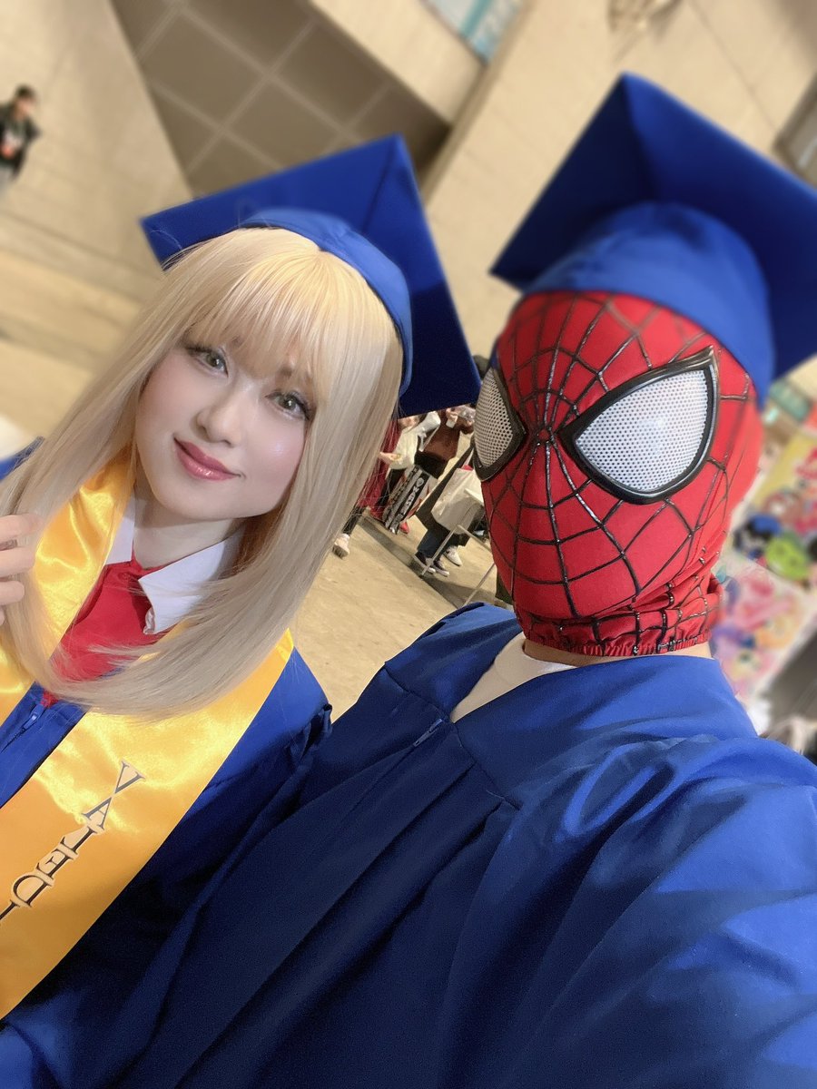 アメイジングスパイダーマン2でピーターパーカーの彼女で首席で卒業