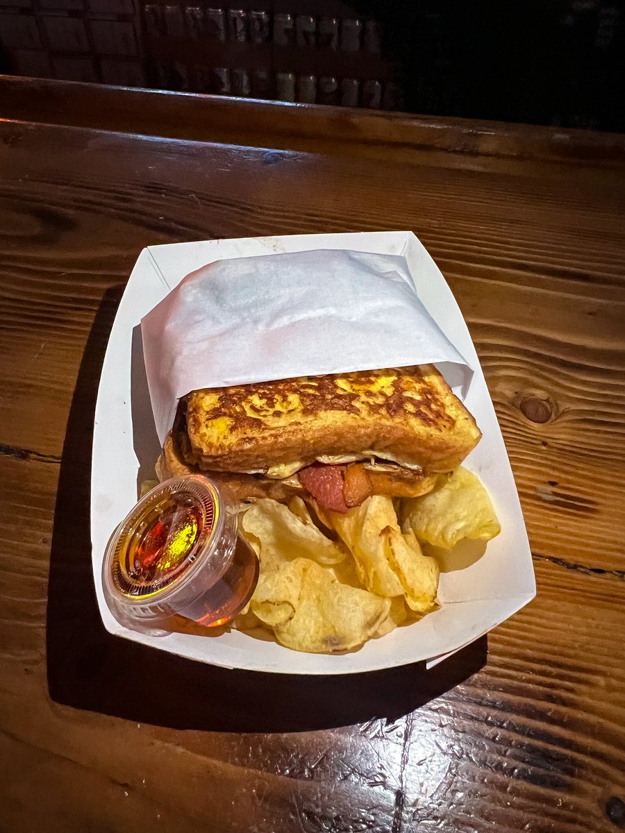 gutted_philly's tweet photo. WHERE MY FLAVOR EXPLORERS AT??

Tonight’s Special: The Sticky Vicky

Cinnamon French Toast Bun, Bacon, Cheese Eggs w/ A Side Of Canadian Maple Syrup 🤤 🤤 🤤 https://t.co/bdiNGWfHdB