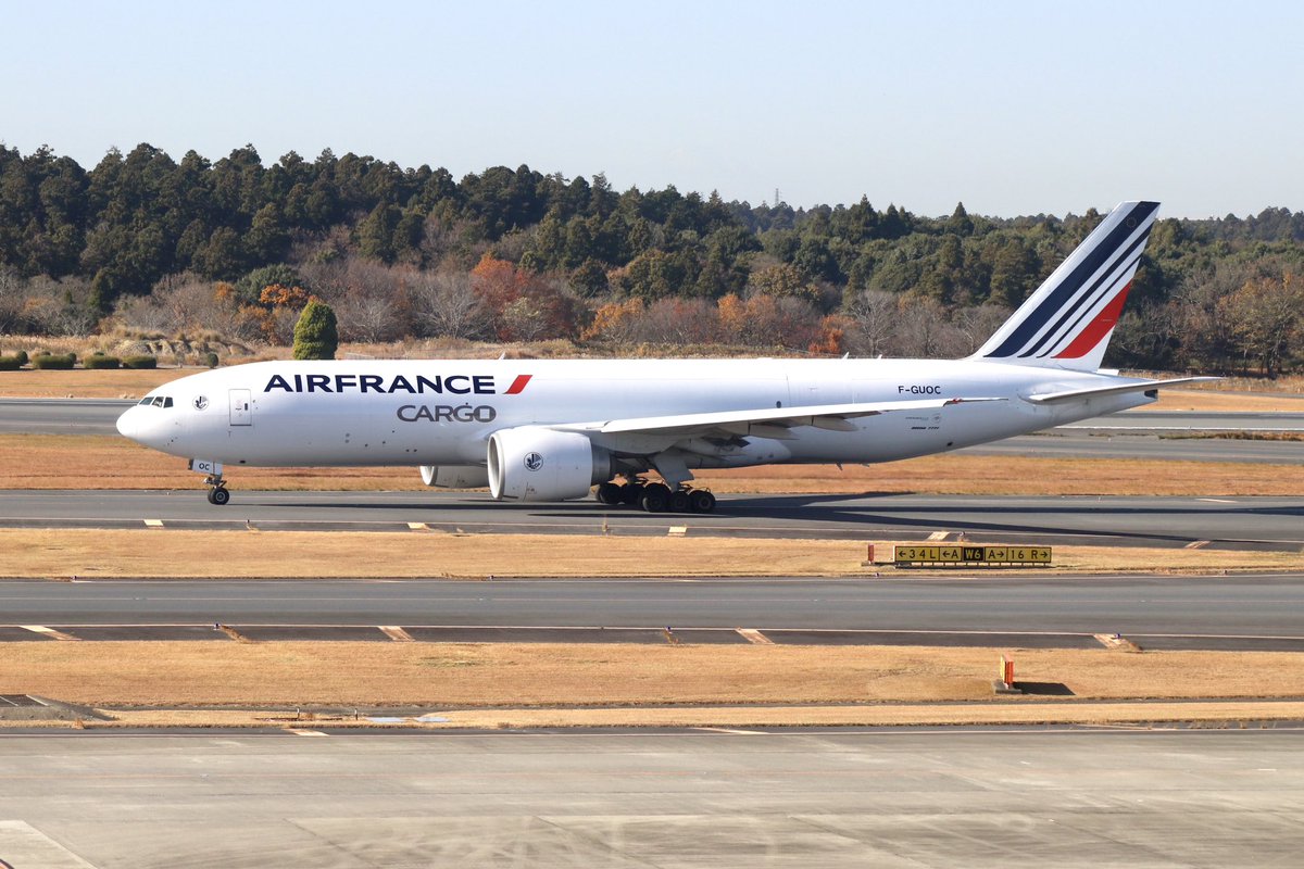 Aliceshin798's tweet image. 他にもAFカーゴ現行カラーやLD333やバティックB738MAXの通常塗装を初撮影できました☺️

　SQサンパチは約4年振りに見られました😅

#RJAA #成田空港