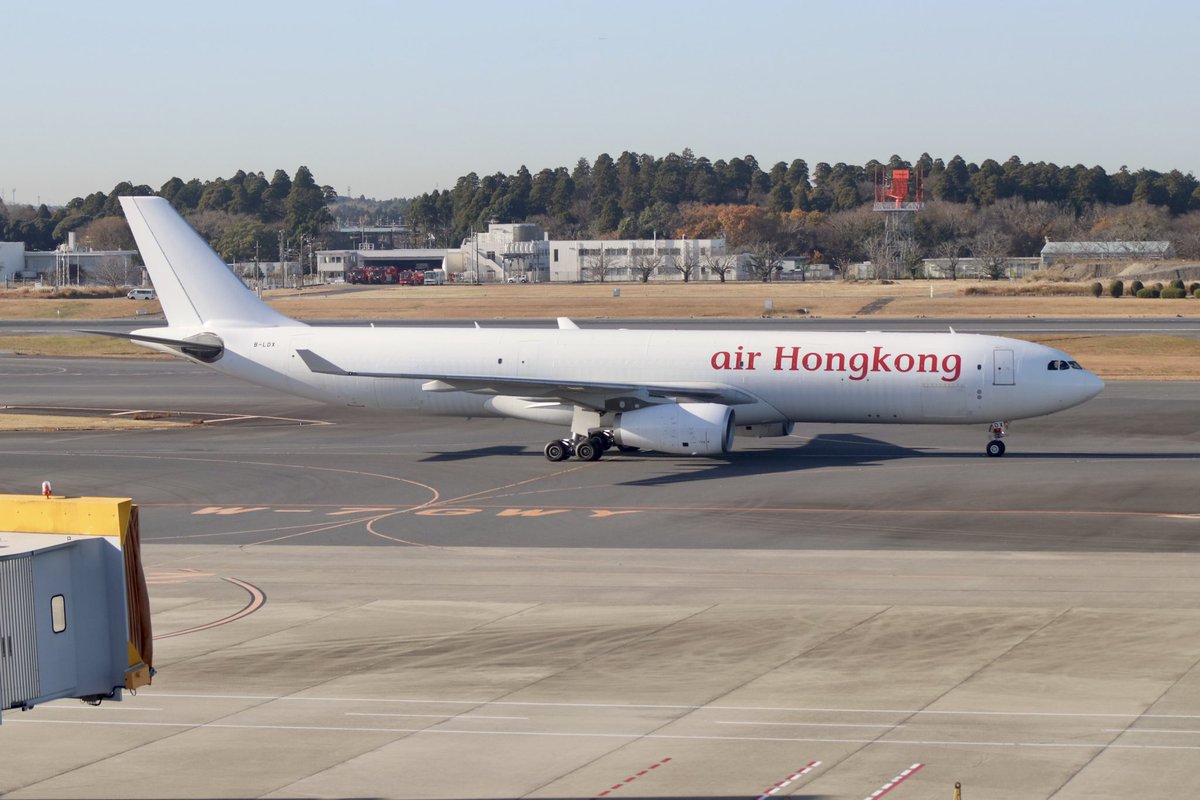 Aliceshin798's tweet image. 他にもAFカーゴ現行カラーやLD333やバティックB738MAXの通常塗装を初撮影できました☺️

　SQサンパチは約4年振りに見られました😅

#RJAA #成田空港