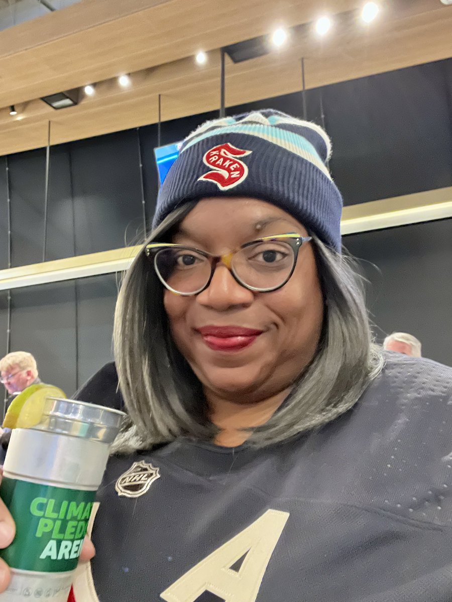 aliciainedmonds's tweet photo. Checking in from the Space Needle Lounge @SeattleKraken #Seakraken #KrewLife https://t.co/GpORd8qZX2