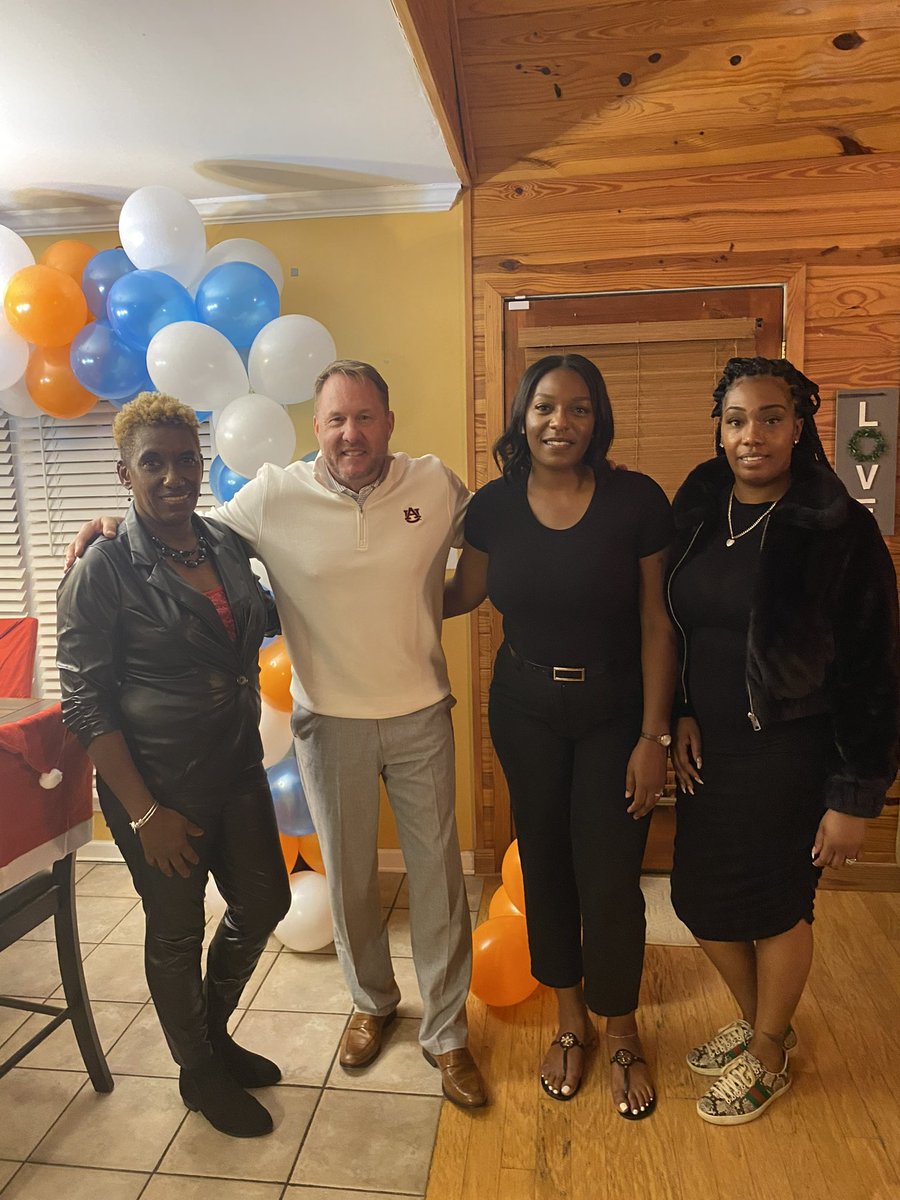 willieriddick32's tweet photo. Enjoy a great IN HOME VISIT with 2 of Auburn finest tonight! @CoachHughFreeze and @CoachA_AU it was a pleasure “as always” to see you guys again. In than 2 weeks @DemarcusRiddic will be moving to Auburn &amp; we know he will be in great hands. Thanks guys for everything 😘🦅 https://t.co/fw6hbn0hUb