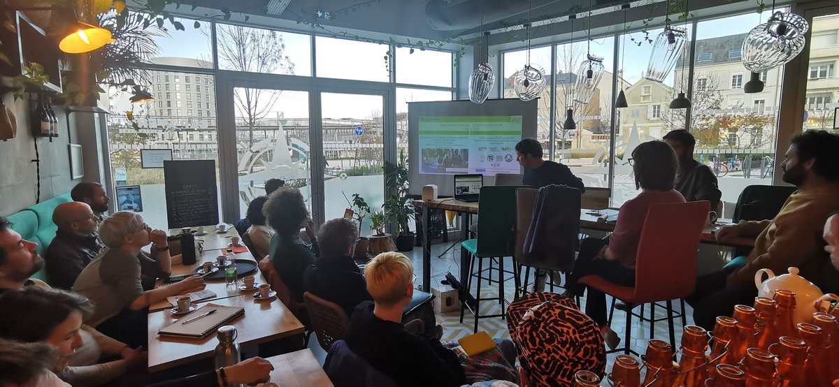 >>FORMATION<< . . . C'était il y a deux semaines dans les locaux de SICLE (et aussi au restaurant Cap Vers, merci à eux), où nous avons pu partager nos retours d'expérience et discuter de Labelle Siclette, notre charte du jardinage écologique à vélo ! #jardin #jardinage #vélo