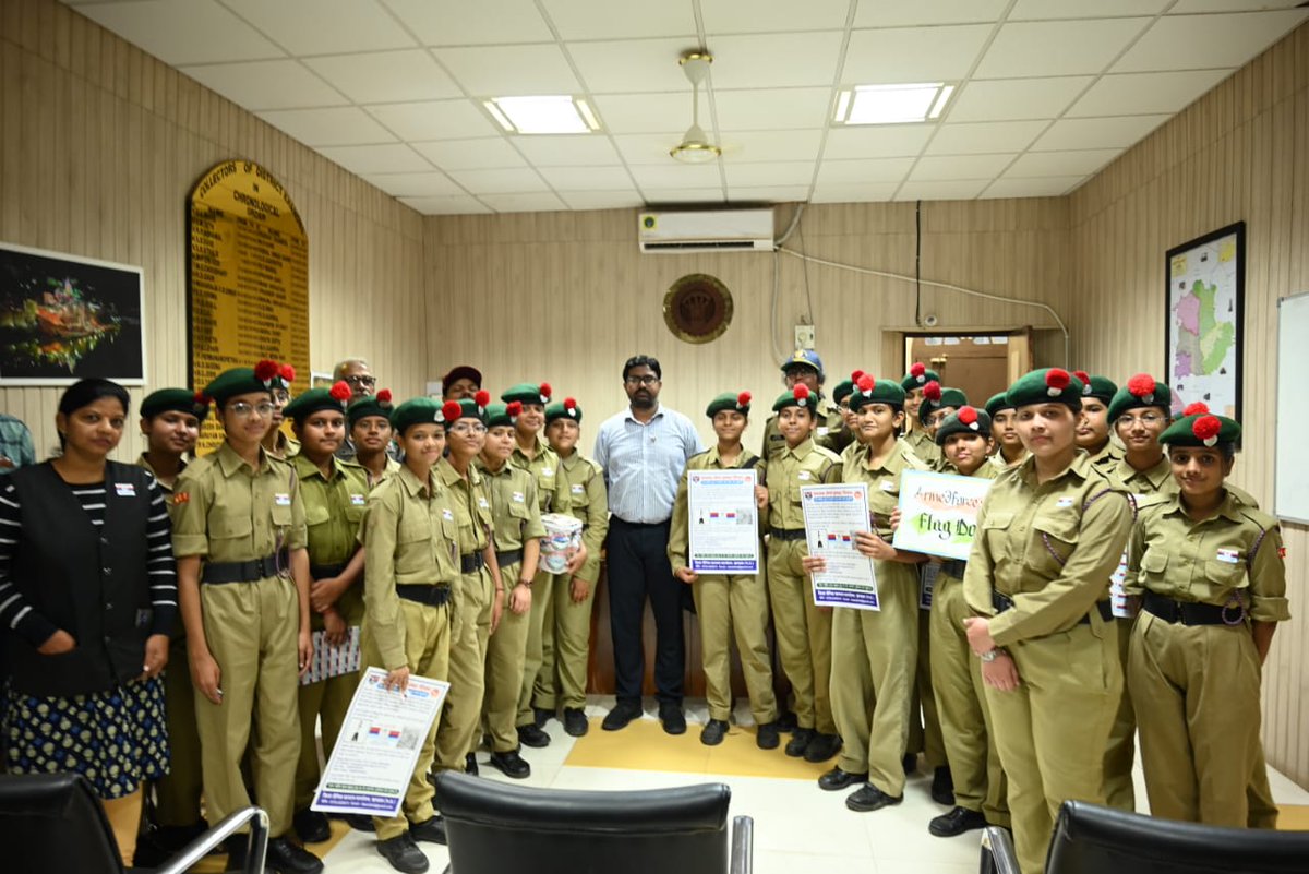 36Cadets's tweet photo. To honour the martyrs and the men in uniform on the Occasion of Armed Forces Flag Day, cadets of St Joseph's School, Khandwa along with District Soldier Board authorities made an awareness drive.Collector, SDM and people of  Khandwa were pinned with lapel on this Occasion. https://t.co/Fjf0FCtjKX