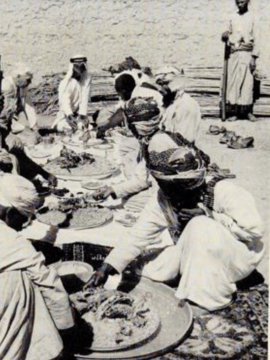 abdulkarim_900's tweet image. نورة التميمي… صاحبة مقولة:
(اقلطوا على حلال الذي إذا غاب وصَّى وإذا حضر تقصَّى)
زوجة  (زيد الخشيم الخالدي).
وتعود القصة إلى زمن الأمير فيصل بن تركي آل سعود (الدولة السعودية الثانية) حيث كان الأمير جالساً في مجلسه الكبير وعنده الكثير، من الشعراء وكبار التجار، ومن هؤلاء التجار رجل…