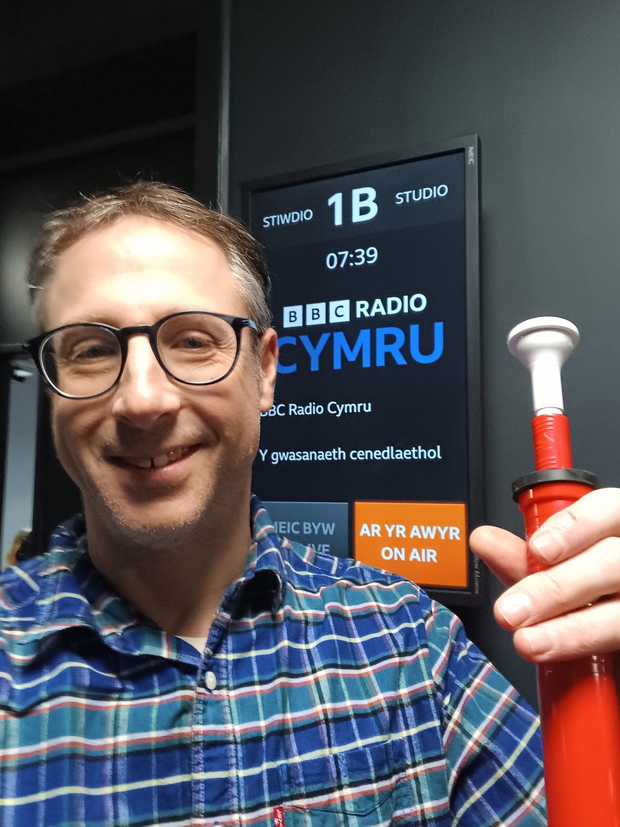 Aros i fynd ar <a href="/BBCRadioCymru/">Radio Cymru</a> i siarad am y brosiect #pBuzz. 

<a href="/cerddcf/">CF Music Education/Addysg Gerdd CF</a> 
@GwasCerddCymru