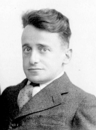StephenUzzell2's tweet photo. Alexander Katan, a Dutch Jewish accountant and translator, was murdered in Mauthausen concentration camp, after enduring months of inhumane experimentation. Camp doctors considered his dwarfism an example of "Jewish degeneration". https://t.co/HbNhbYNUhP