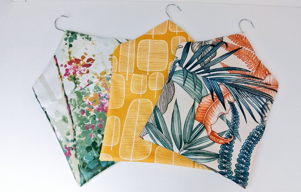 Morning #EarlyBiz from a foggy Essex town ❄️
Don't loose your pegs to the weather and animals this winter, keep them safe and clean in a pretty peg bag 💕
#MHHSBD #Christmasgifts 

cosimas.co.uk/ourshop/prod_7…