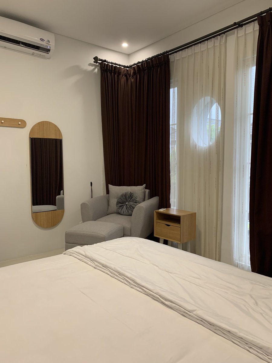 Buat yang ada rencana ke Malang ramean dan masih bingung cari akomodasi, sini aku kasih tau villa yg worth your money banget di Malang kota, deket dari mana2, kapasitas banyak, bersih, fasilitas lengkap, dan owner baik bgt. Ini review jujur soalnya aku kemarin abis nginep sini 😁