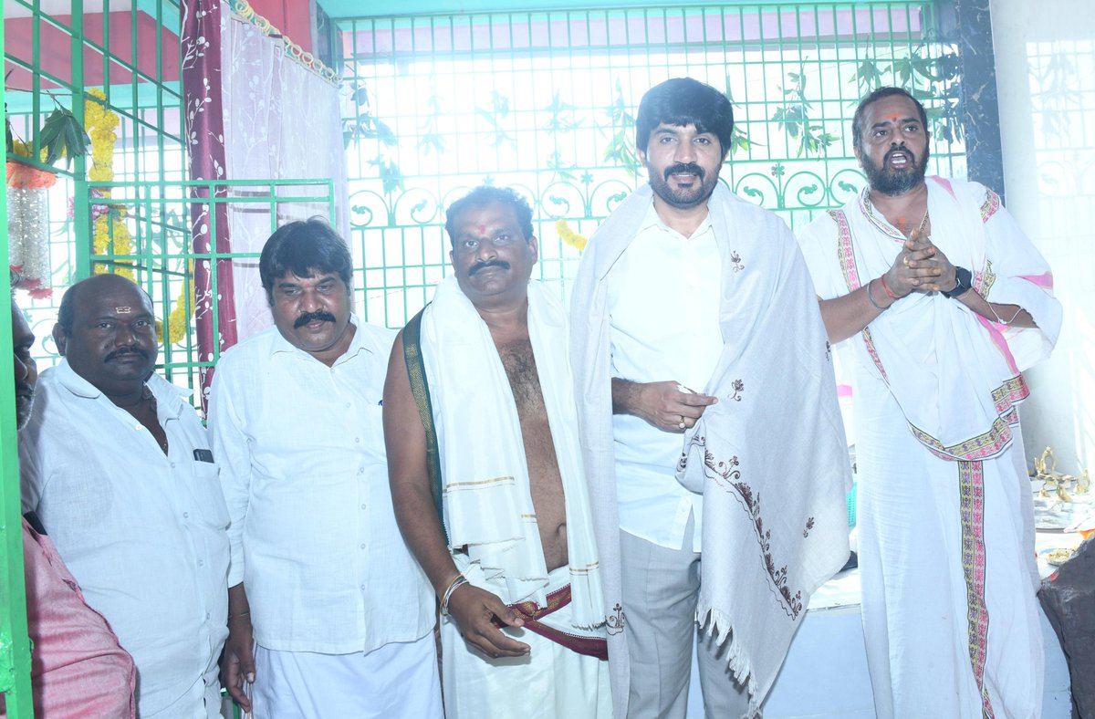 KCBachina's tweet photo. అద్దంకి మండలం, మణికేశ్వరం గ్రామం, శ్రీ త్రిపుర సుందరి అమ్మవారి దేవస్థానం నందు హోమం మరియు పూజ కార్యక్రమంలో పాల్గొనడం జరిగింది.

#bachinakrishnachaitanya #CMYSJagan #YSRCongressParty #BKC #addanki https://t.co/noaiMZZhRC