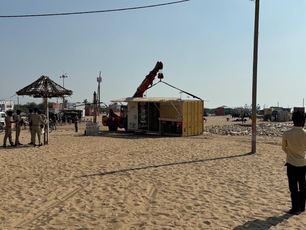 માંડવી બીચ ખાતે સરકારી જમીન પર આવેલા દબાણો દૂર કરવાની કાર્યવાહી શરૂ કરાઈ!

Great job @CollectorKutch sir 👏

Hope this move will help locals and tourists to see actual beach side of Mandvi with clear sea view!