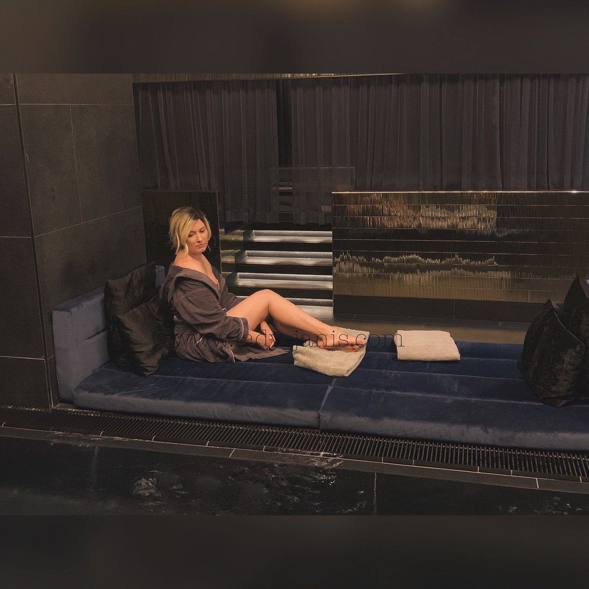 LadyJanis's tweet photo. Mhmmm… Ich starte ganz relaxed ins Wochenende! Heute gibt aber noch mal eine Melkrunde! Von 1700-1800 bin ich persönlich zu erreichen! 
Nutzt eure Chance! 
#ladyjanis #luxurylifestyle #privatpool #fetishtalk https://t.co/6omA4BrV8q