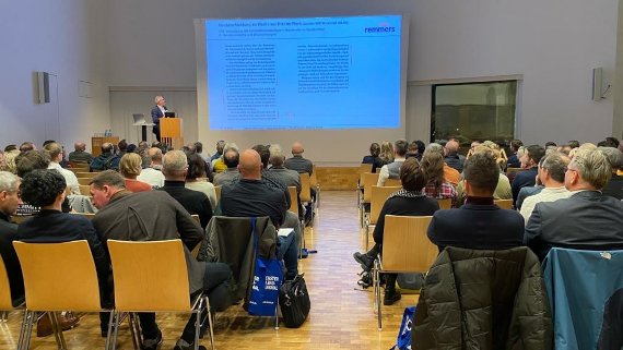 Dünn gegerbte Tierhäute, geschliffener Marmor oder Alabaster: Das waren die Anfänge von #Verglasungen und #Fenster. Äußerst informativ war die 13. PaX Classic Fachtagung „Fenster im Baudenkmal“ im Stadthaus von Ulm.  #Denkmalschutz #Denkmalschutz
bauhandwerk.de/artikel/13-pax…