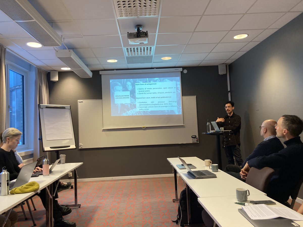 uu_media_comms's tweet photo. We are kicking off our annual @uu_media_comms Research Day 2023 with @pdrcamelo presenting his excellent work on ‘The Discursive Construction of Brazilian Far Right’ looking into discursive dynamics of normalisation &amp; mainstreaming processes under J.Bolsonaro https://t.co/UrwPyVWmBm